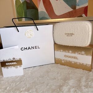 ✨ Chanel Limited Edition Holiday Makeup Bag with card✨